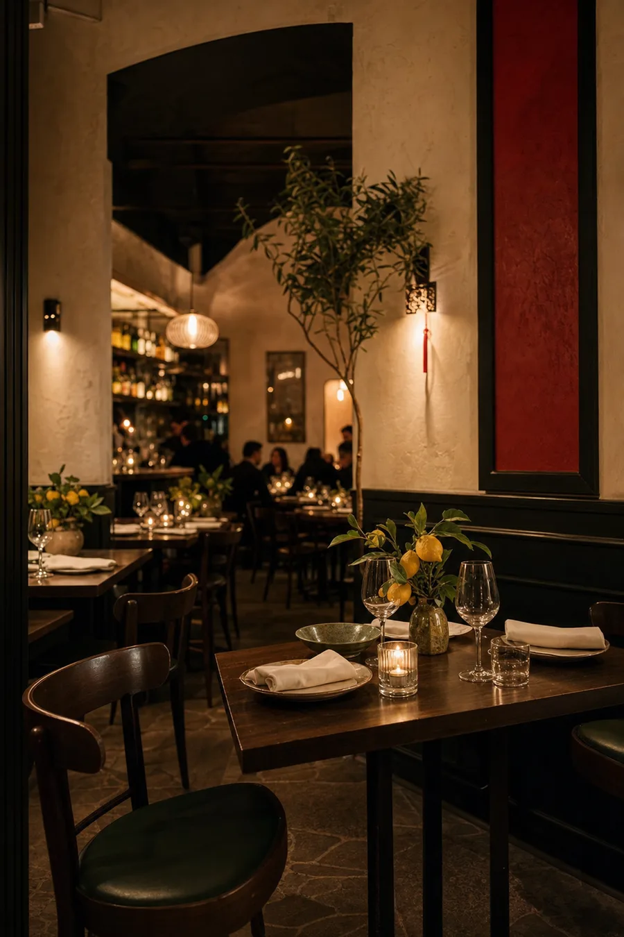 Sala compatta con tavoli pronti e luce bassa